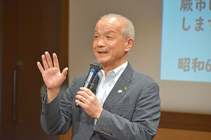 写真:あいさつをする市長