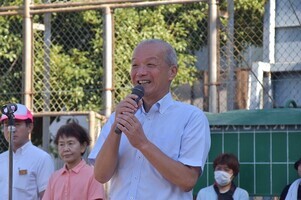 写真:あいさつをする市長