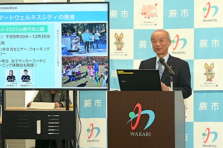 写真：記者会見で話す市長