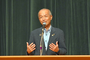 写真:あいさつをする市長