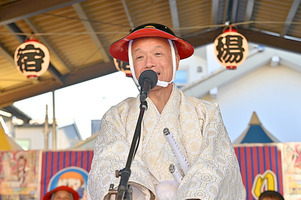 写真:あいさつをする市長