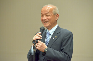 写真:あいさつする市長