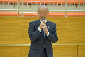 写真:あいさつをする市長