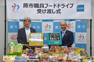 写真:受け渡し式の様子