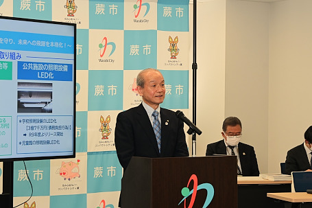 写真：記者会見で話す市長