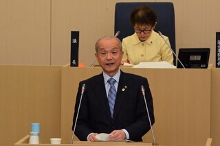 写真：施政方針を表明する市長