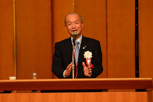 写真:あいさつする市長