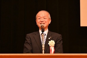 写真:あいさつをする市長