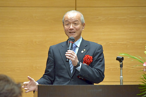 写真:あいさつする市長