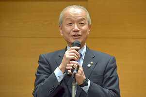 写真:あいさつする市長