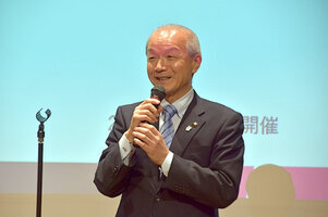 写真:あいさつをする市長