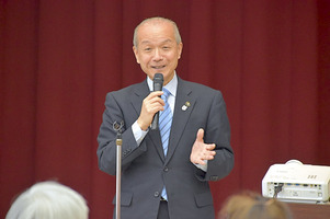 写真:あいさつする市長