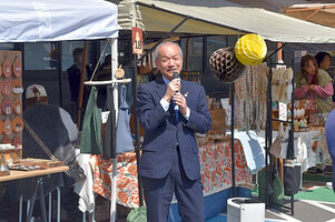 写真:あいさつをする市長