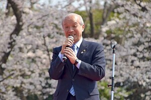 写真:あいさつをする市長