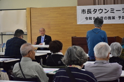 写真：西公民館での市長タウンミーティングの様子