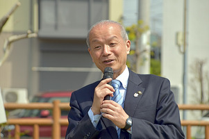 写真:あいさつをする市長