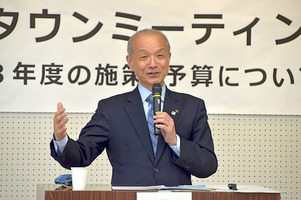 写真:あいさつをする市長
