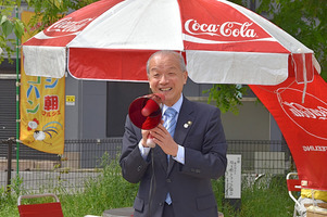 写真:あいさつをする市長