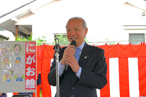 写真:あいさつをする市長