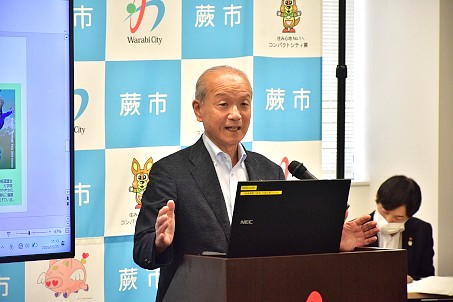 写真:記者会見を行う市長