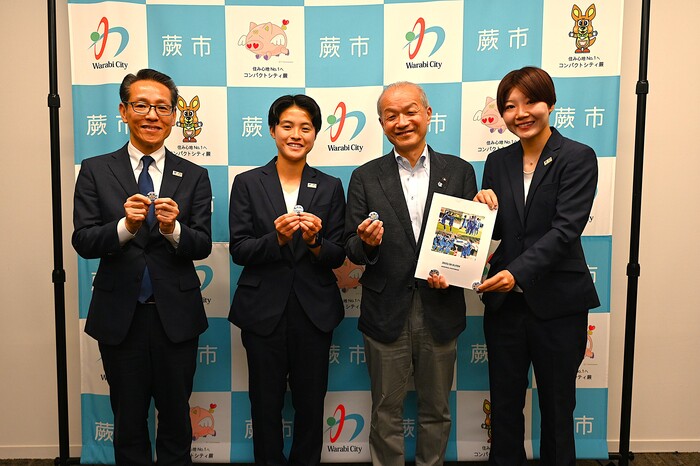 ちふれASエルフェン埼玉の選手らが市役所を表敬訪問