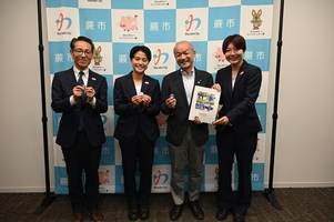 写真:ちふれASエルフェン埼玉のみなさんと市長