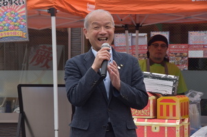 写真:あいさつをする市長