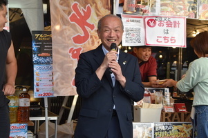 写真:あいさつをする市長