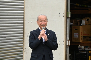 写真:あいさつをする市長