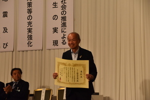 写真:表彰状を受け取った市長