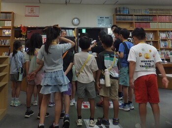 写真:図書館たんけん隊