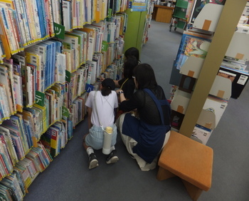 写真:図書館たんけん隊