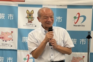 写真:あいさつをする市長