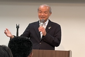 写真:挨拶をする市長
