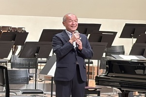 写真:あいさつをする市長