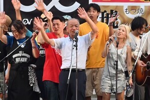 写真:歌を歌う市長